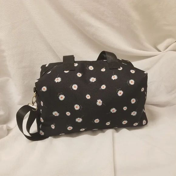 Alice + Olivia Daisy Print Travel Bag - Picture 3 of 16